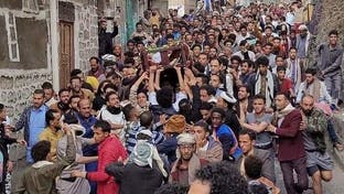 رددوا هتافات منددة بالحوثي.. تشييع ناشط قامت الميليشيا بتصفيته في إب