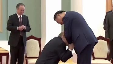 پوتین کو شی جن پنگ کا ہاتھ چومتے ہوئے دکھانے والی مصنوعی ذہانت سے بنائی گئی جعلی تصویر