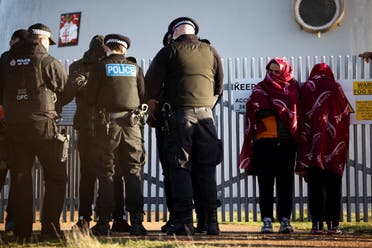 الشرطة تفتش مهاجرين غير شرعيين وصلوا بحراً إلى انجلترا (أرشيفية)