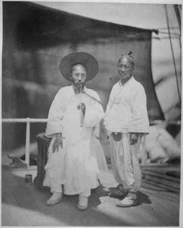 صورة لدبلوماسيين كوريين جاؤا للتفاوض مع الأميركيين عام 1871 على متن السفينة كولورادو