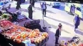 حوثی جنگجو نے بچے کواٹھا کر بے دردی کے ساتھ زمین پر پٹخ ڈالا:ویڈیو