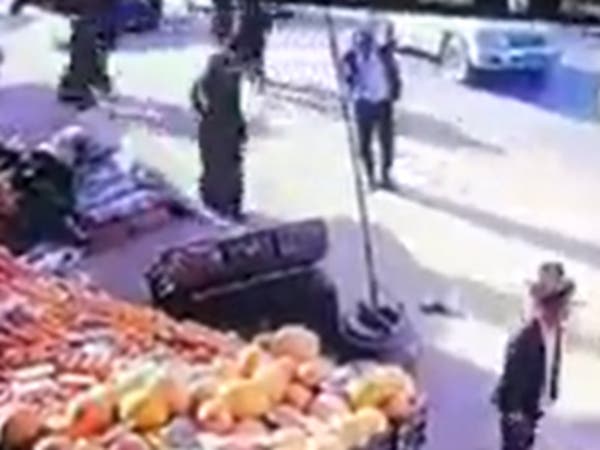 فيديو لمشرف حوثي يضرب طفلا في صنعاء يفجر غضباً