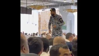 مسجد حرام: سکیورٹی اہلکار کی معتمرین سے کئی زبانوں میں گفتگو نے حیران کردیا