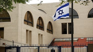 The Israeli flag flies at half-staff in memory of former Israeli President and Prime Minister Shimon Peres at the Israeli Embassy in Washington, Sept. 30, 2016. (File Photo: Reuters)