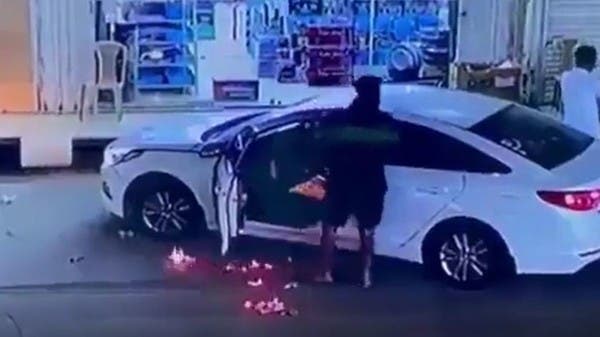 السعودية.. مشهد بطولي لشاب ينقذ سيارة من الاشتعال