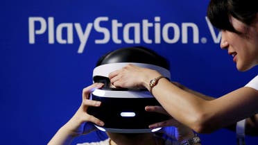 A hostess helps a woman to wear Sony's PlayStation VR headset at Tokyo Game Show 2016 in Chiba, east of Tokyo, Japan. (File photo: Reuters)