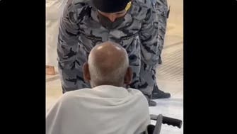 حرم مکی میں ’سعی‘ سے قبل ایک سکیورٹی اہلکار بزرگ شہری کی مدد کرتے ہوئے: ویڈیو
