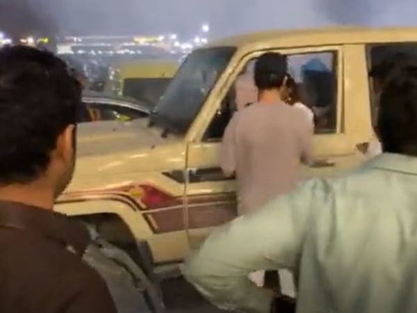 شاهد.. ضبط سعودي صدم سيارات عمداً وأطلق النار بالرياض
