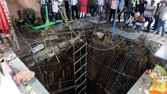بھارت میں مندر کے کنویں پر بنا فرش ٹوٹ گیا، مرنے والوں کی تعداد بڑھ کر 35 ہو گئی