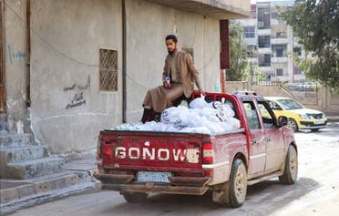 متطوّع في سيارة تحمل سلات غذائية بمدينة الرقة