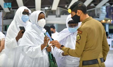Saudi police officer helps pilgrims during their Umrah. (File photo: SPA)