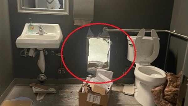 Professional theft without fingerprints..They robbed an “Apple” store by punching a hole in the nearby bathroom.