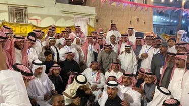 سعودی شہری جمع ہوکر پرانی یادیں تازہ کرتے ہوئے