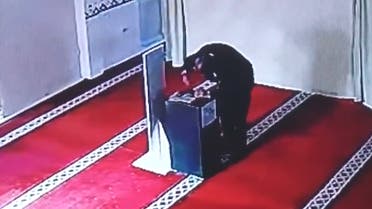 اللص أثناء محاولة سرقة صندوق التبرعات من داخل المسجد
