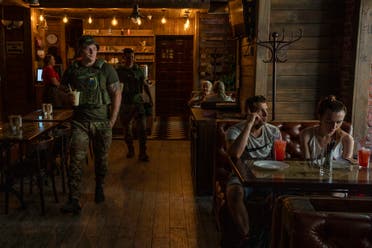 جنود أوكرانيون في أحد مقاهي دونيتسك (تعبيرية)