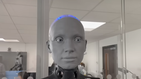 Suspicious video of the most advanced robot.. that speaks several languages ​​and dialects!