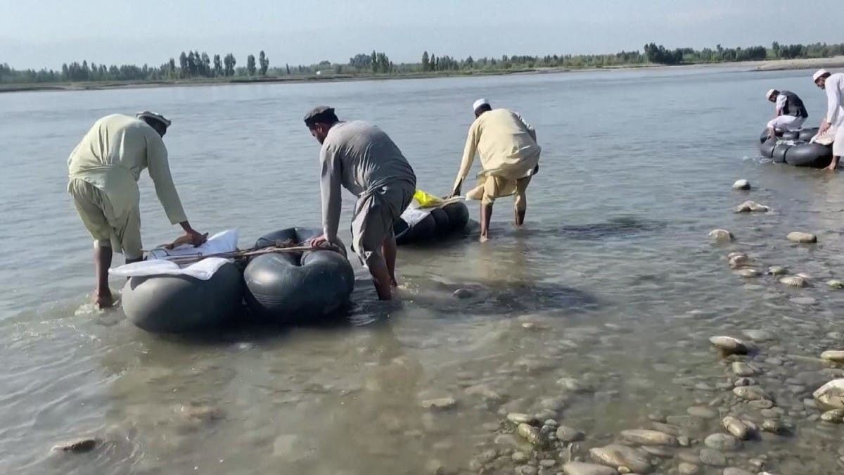 لا جسور أو قوارب.. منظر لا يصدق لمعلمين يسبحون إلى المدرسة