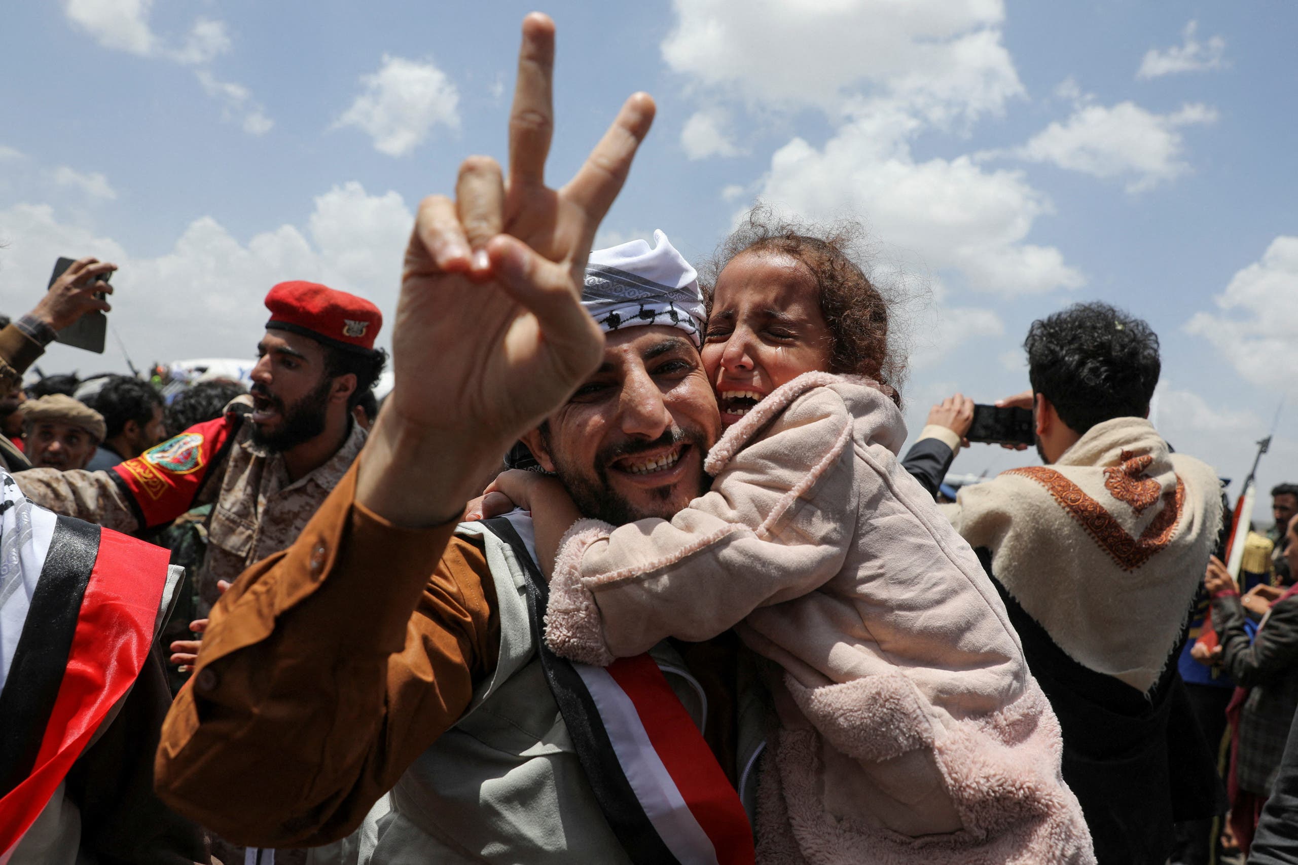 أسير محرر من عملية تبادل الأسرى بين الحكومة والحوثيين في اليمن - رويترز