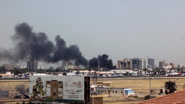 دخان كثيف فوق المباني المجاورة لمطار الخرطوم  - رويترز