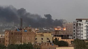 دخان يتصاعد جراء الاشتباكات بين الجيش وقوات الدعم السريع في الخرطوم (رويترز)