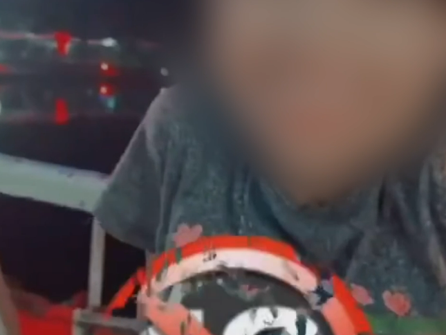  ورعان صغار 8 ‫قبّل طفلة في فمها.. مقطع مصور لشاب يشعل غضب العراقيين‬‎