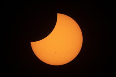 Um eclipse solar híbrido visto de Metro Manila, Filipinas, 20 de abril de 2023. (Reuters)