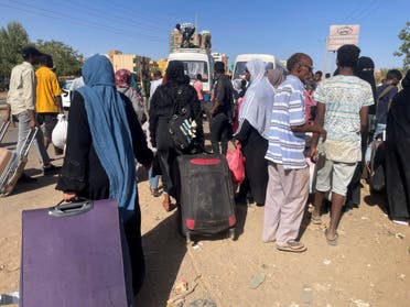 مدنيون يتجمعون في محطة للهروب من الخرطوم حيث تدور الاشتباكات