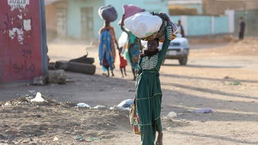 سودانيون يهربون من منازلهم في سوڈانی جھڑپوں کی وجہ سے خرطوم میں اپنے گھروں سے بھاگ رہے ہیں - اے ایف پیبسبب الاشتباكات - فرانس برس