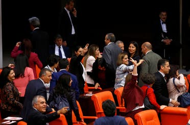نواب من  حزب الشعوب الديمقراطي خلال نقاش حاد في البرلمان في 2016 (أرشيفية)