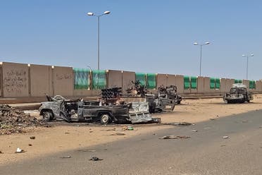 سيارة مدمرة جراء اشتباكات السودان - فرانس برس