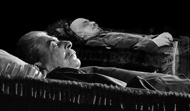 صورة لجثة ستالين بجوار جثة لينين داخل ضريح الأخير