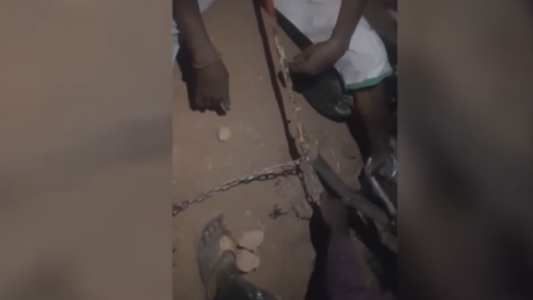Watch.. A prisoner tries to untie his chains to escape from Kober prison