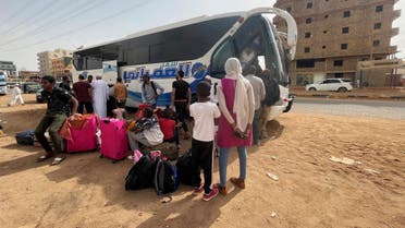 People gather as they flee clashes between the paramilitary Rapid Support Forces and the army in Khartoum, Sudan April 24, 2023. REUTERS/El-Tayeb Siddig