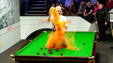 Just Stop Oil protester Edred Whittingham disrupts the World Snooker Championship on April 17 by pouring orange powder on the table. (Twitter)