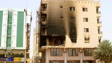 من المباني المتضررة بالاشتباكات في الخرطوم - فرانس برس