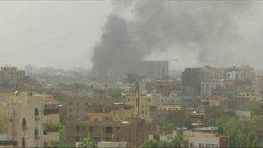 مشاهد من العاصمة #الخرطوم تظهر صورا لأعمدة الدخان تتصاعد من قرب مبنى القيادة العامة للقوات المسلحة #السودان #العربية