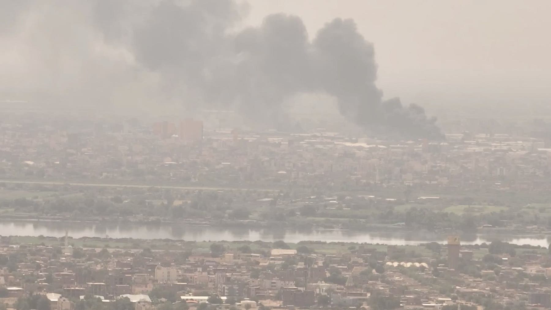 أعمدة الدخان تتصاعد وسط الاشتباكات في منطقة بحري (رويترز)