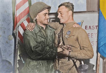 جندي أميركي رفقة جندي سوفييتي بيوم إلبه