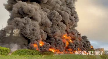 دخان يتصاعد عقب ما يشتبه أنه هجوم بمسيرة على خزان وقود بميناء سيفاستوبول في القرم (رويترز)