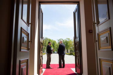 زيلينسكي عند مدخل قصر الرئاسة في كييف خلال استقباله الرئيس التشيكي يوم الجمعة الماضي