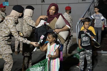 Le personnel de la marine saoudienne assiste des civils de différentes nationalités après avoir été évacués par l'Arabie saoudite du Soudan pour échapper aux conflits, au port maritime de Djeddah, à Djeddah, en Arabie saoudite, le 27 avril 2023. (Reuters)