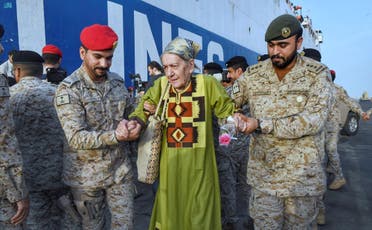 Le personnel de la marine saoudienne assiste les civils évacués du Soudan par l'Arabie saoudite pour échapper au conflit, au port maritime de Djeddah, Djeddah, Arabie saoudite, 26 avril 2023. (Reuters)