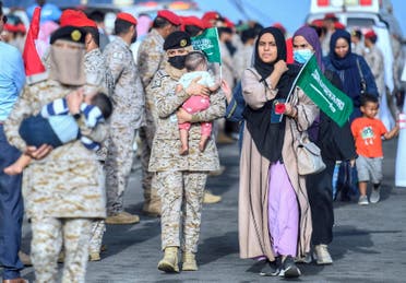 Le personnel de la marine saoudienne assiste les civils évacués du Soudan par l'Arabie saoudite pour échapper au conflit, au port maritime de Djeddah, Djeddah, Arabie saoudite, 26 avril 2023. (Reuters)