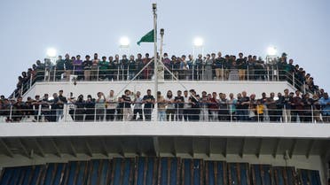 Des civils sont vus à bord d'un navire commercial saoudien après avoir été évacués par l'Arabie saoudite du Soudan pour échapper aux conflits, alors qu'ils arrivent au port maritime de Djeddah, Djeddah, Arabie saoudite, le 26 avril 2023. (Reuters)
