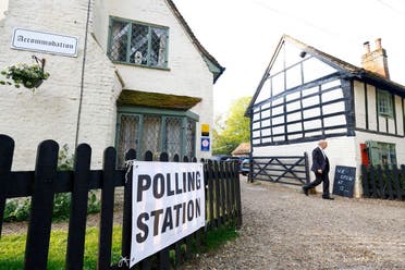 مركز انتخاب محلي في بريطانيا (رويترز)