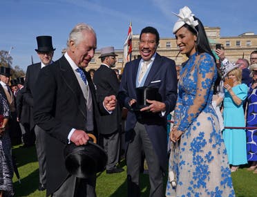 الملك تشارلز يرحب بضيوفه ليونيل ريتشي وليزا باريتشي في حفل بحديقة قصر بكنغهام بمناسبة التتويج - رويترز