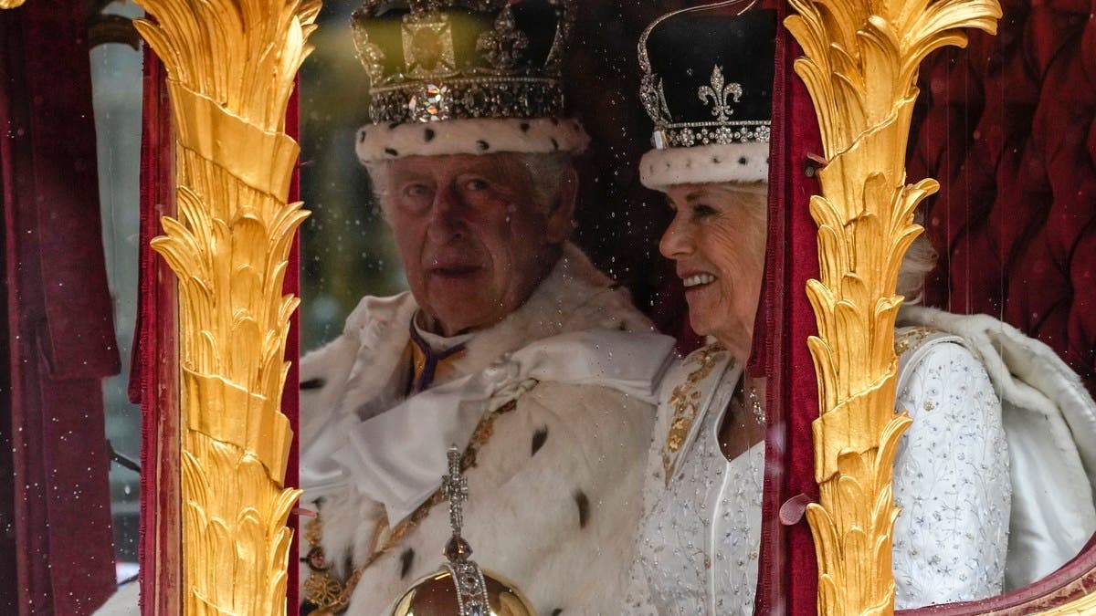 الملك تشارلز والملكة كاميلا بالعربة الذهبية - أسوشييتد برس