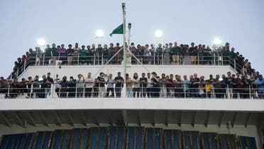 سوڈان سے لوگوں کے انخلا کے دوران سعودی بحری جہاز پر لوگ کھڑے ہیں