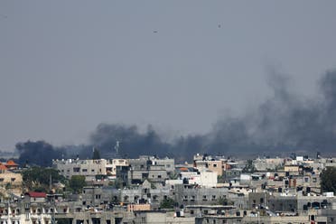 الدخان يتصاعد من غزة (رويترز)