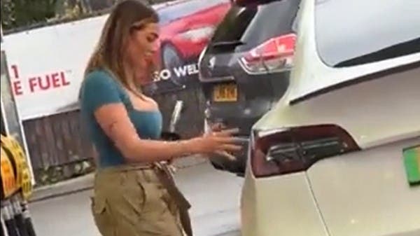 فيديو لسيدة تحاول تعبئة “تيسلا” بالبنزين يثير الجدل في بريطانيا